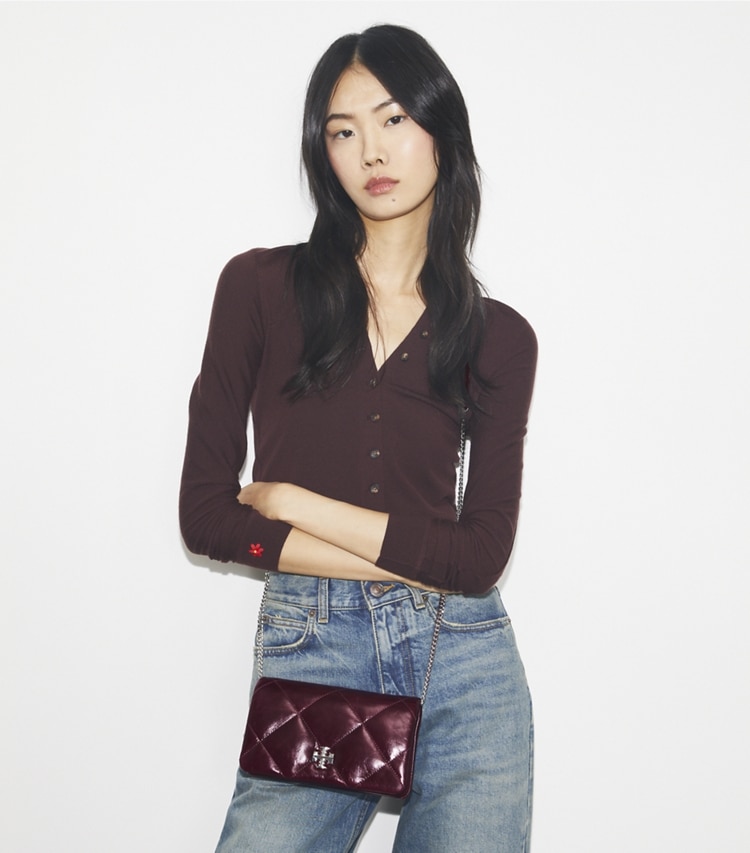 Tory Burch designer kleine taschen Kira Crossbody Bag in Vintage-Optik mit Rautensteppung in Dark Carmine accessory on model
