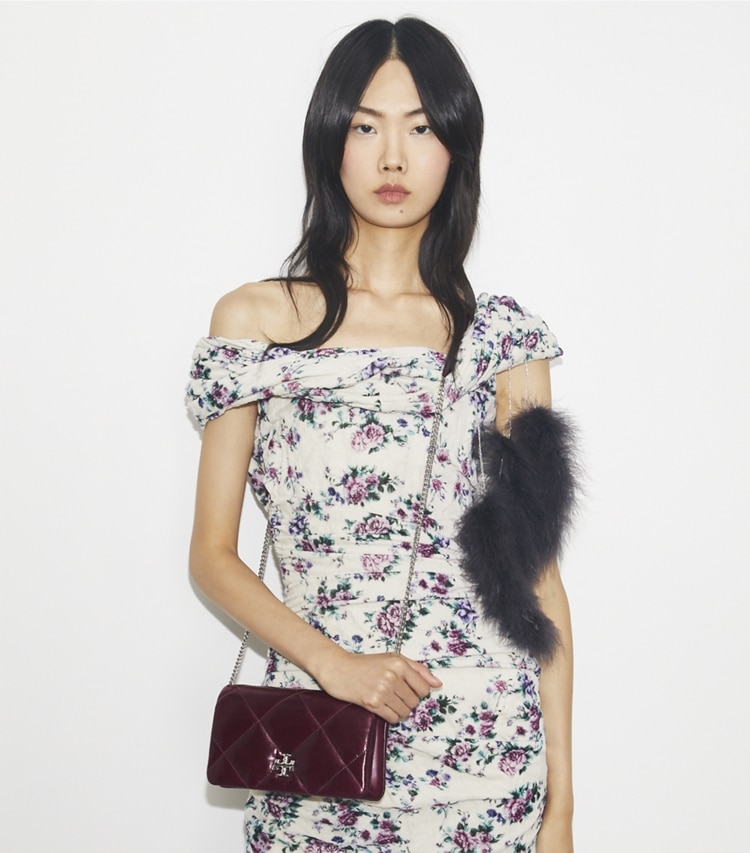 Tory Burch designer kleine taschen Kira Crossbody Bag in Vintage-Optik mit Rautensteppung in Dark Carmine additional on model