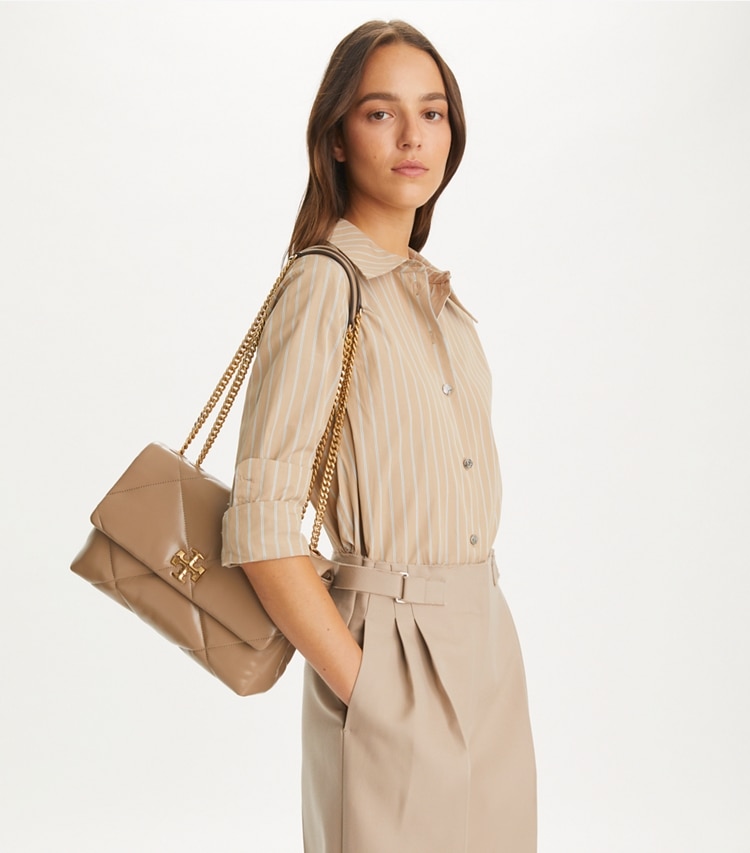 Tory Burch designer ショルダーバッグ キラ ダイヤモンドキルト コンバーチブル ショルダーバッグ in Taupe Oak accessory on model