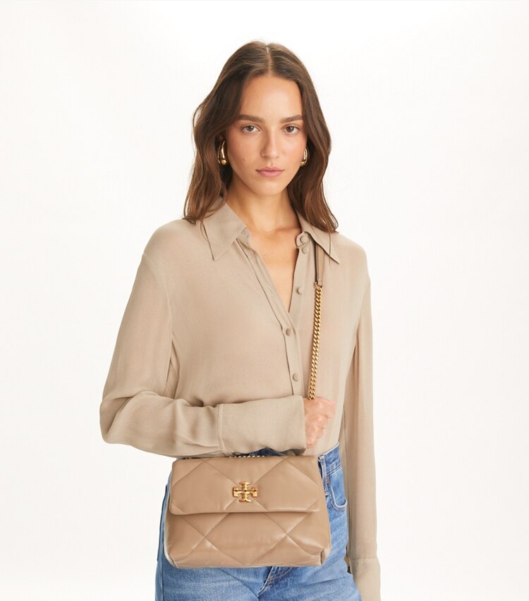 Tory Burch designer ショルダーバッグ キラ ダイヤモンドキルト コンバーチブル ショルダーバッグ in Taupe Oak additional on model