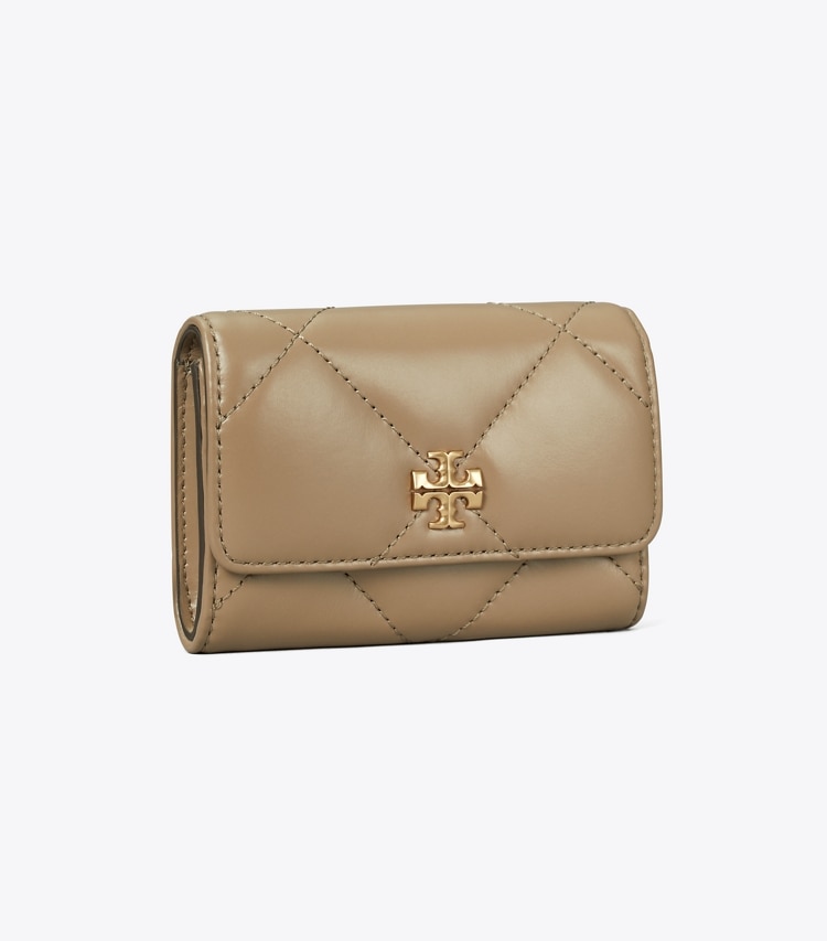 Tory Burch designer カードケース キラ ダイヤモンドキルト フラップカードケース in Taupe Oak angle