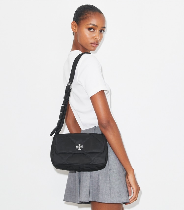Tory Burch designer ショルダーバッグ キラ ダイヤモンドキルト ナイロン メッセンジャーバッグ in Black accessory on model