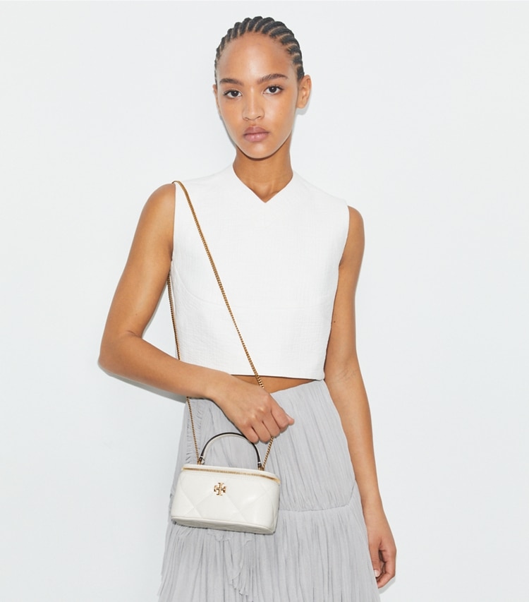 Tory Burch designer ミニバッグ キラ ダイヤモンドキルト ヴァニティケース in Warm White accessory on model