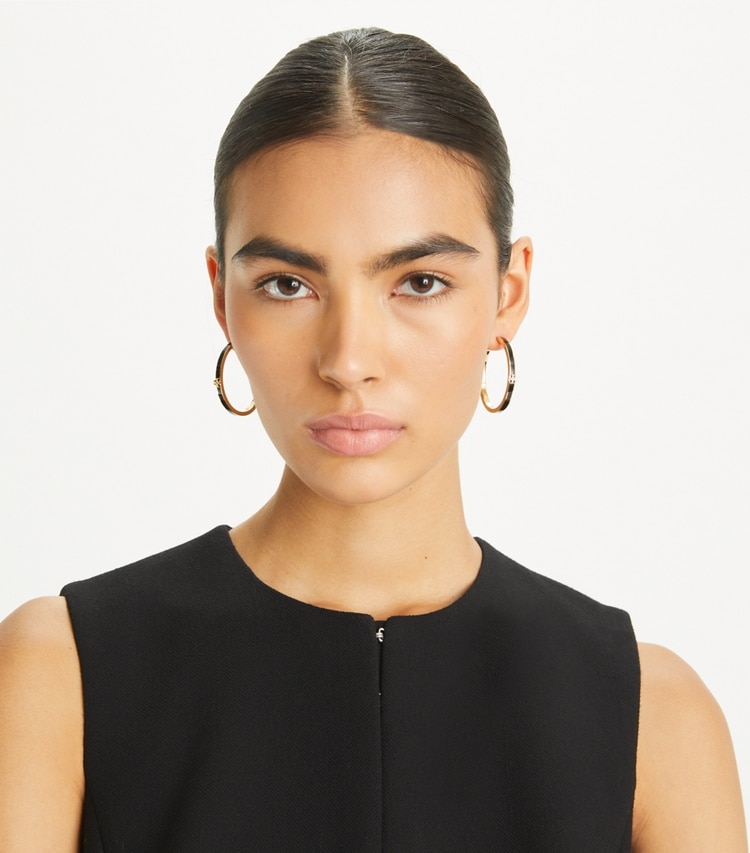 Tory Burch designer ohrringe Kira Enamel Hoop Earring in Tory Gold / New Ivory accessory on model