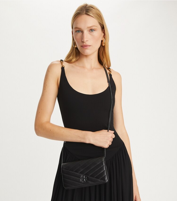Tory Burch designer kleine taschen Kira Geldbörse mit Chevronmuster und pulverbeschichteter Kette in Black accessory on model
