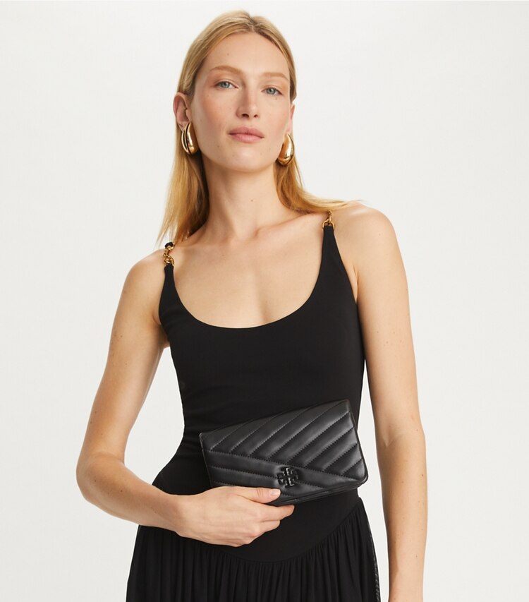 Tory Burch designer kleine taschen Kira Geldbörse mit Chevronmuster und pulverbeschichteter Kette in Black additional on model