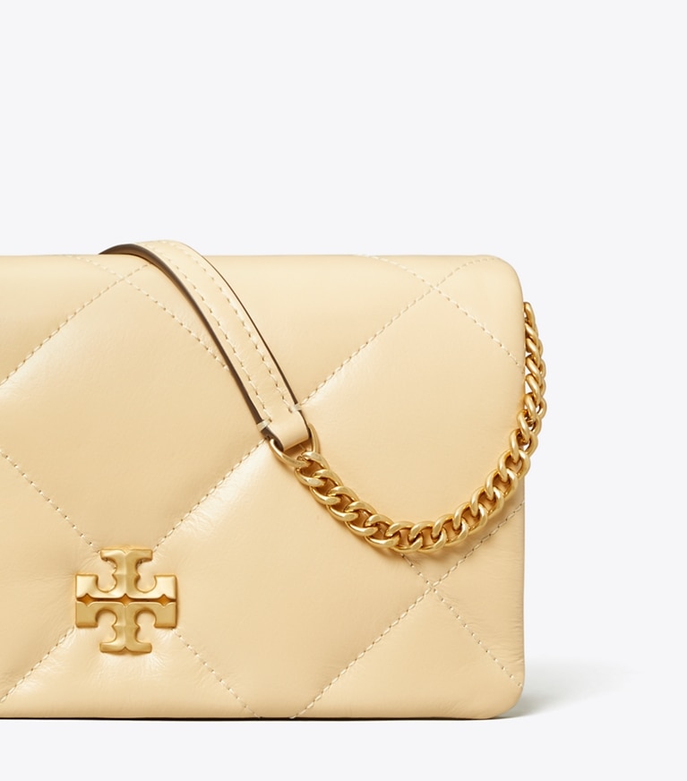 Tory Burch designer kleine taschen Kira Geldbörse mit Rautensteppung und Kette in Vanilla Soft Serve detail