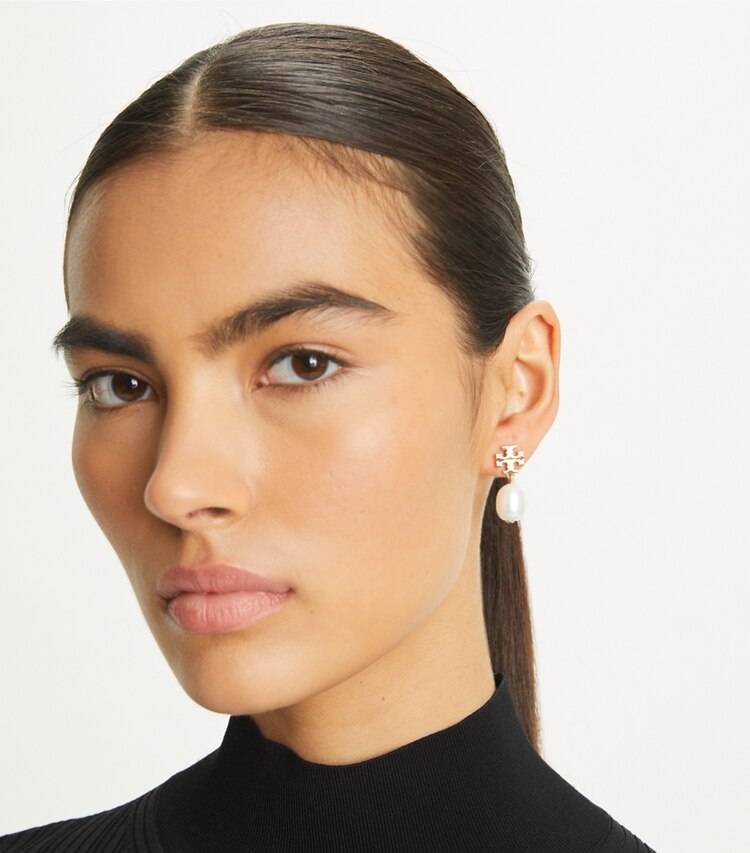 Tory Burch designer ohrringe Kira Hängeohrring mit Perle in Tory Gold/Ivory accessory on model