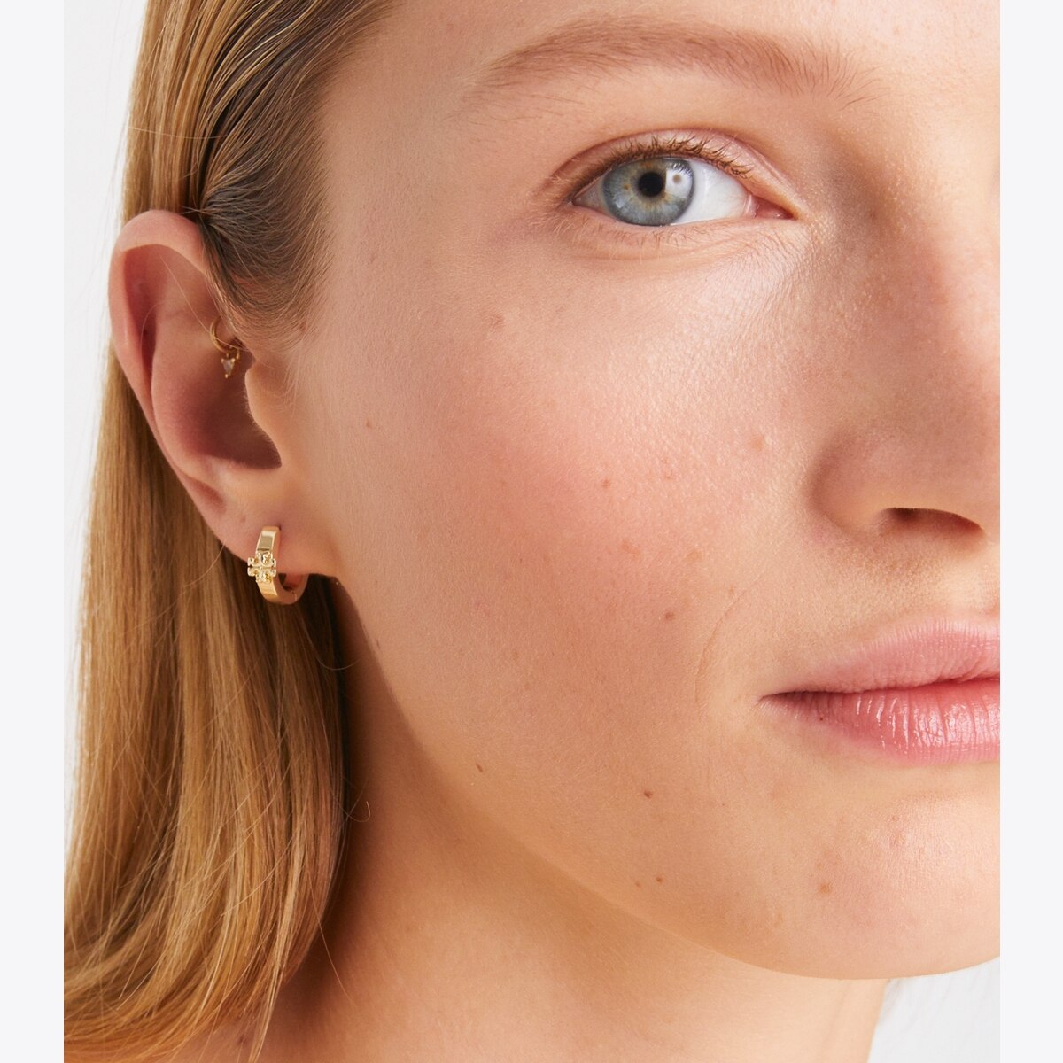 エレガント★【Tory Burch】Kira Huggie フープ イヤリング Kira Huggie Earrings: Women's Designer Earrings | Tory Burch
