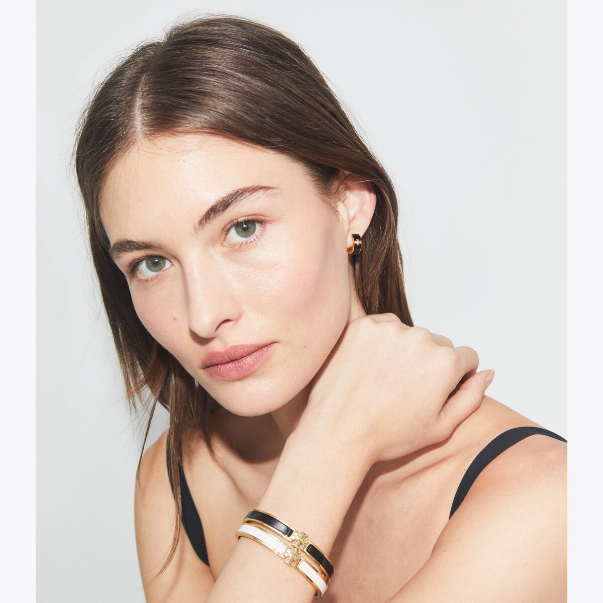 【送料&関税込】Tory Burch Kira Huggie Earrings Kira Huggie Earring: Women's Jewelry | Earrings | Tory Burch EU