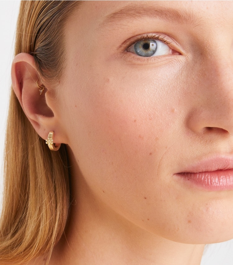 Tory Burch designer ohrringe Kira Huggie Ohrring in Tory Silver accessory on model