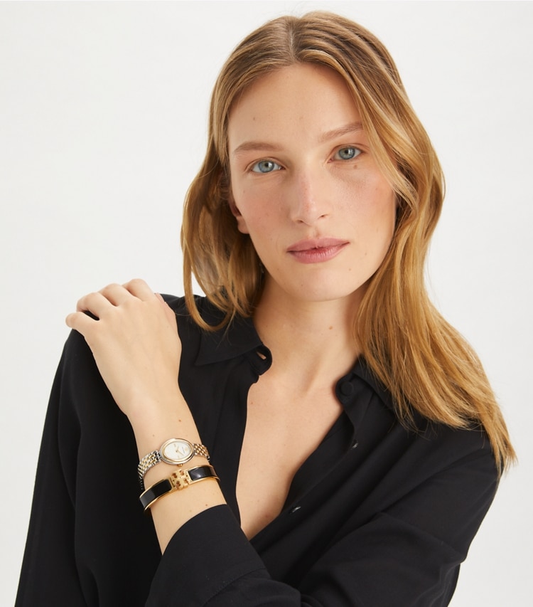 Tory Burch designer armbänder Kira Icon mit Emaille in Tory Gold / Black accessory on model