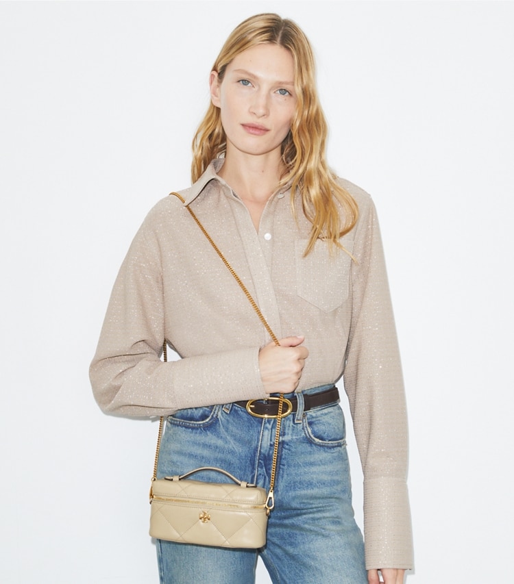 Tory Burch designer kleine taschen Kira Kosmetiktasche im Querformat mit Rautensteppung in Light Stone additional on model