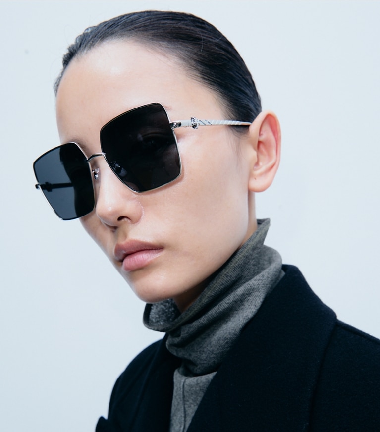 Tory Burch diseñador gafas de sol y anteojos Kira Metal Oversized Square Sunglasses en SILVER/GREY GRADIENT accesorio en modelo