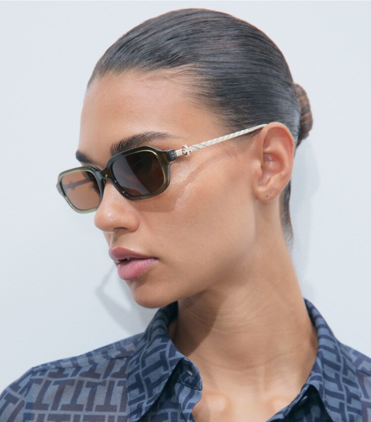 Tory Burch diseñador gafas de sol y anteojos Kira Metal Rectangle Sunglasses en TRANSPARENT OLIVE/BROWN accesorio en modelo