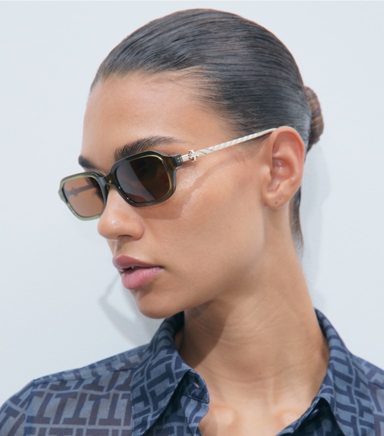 Tory Burch diseñador gafas de sol y anteojos Kira Metal Rectangle Sunglasses en TRANSPARENT OLIVE/BROWN accesorio en modelo