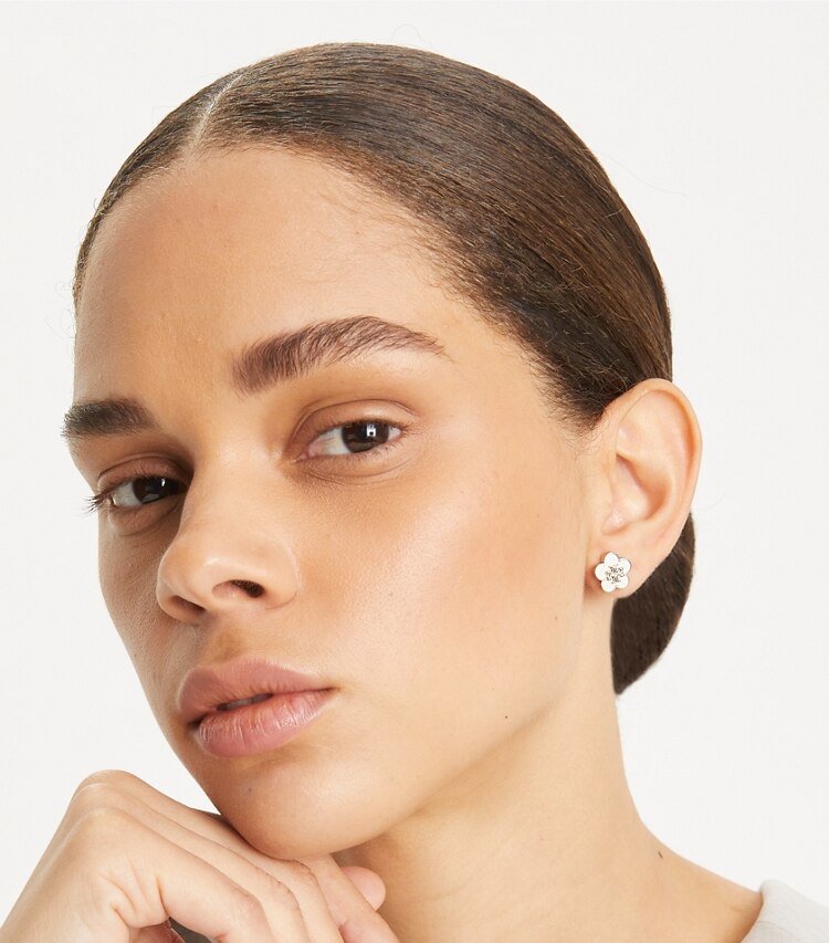 Tory Burch designer ohrringe Kira Ohrstecker mit Emailleblume in Tory Gold / New Ivory accessory on model
