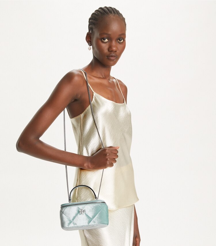 Tory Burch designer ミニバッグ キラ パヴェ ロゴ ベルベット ダイヤモンドキルト ヴァニティケース in Geyser accessory on model