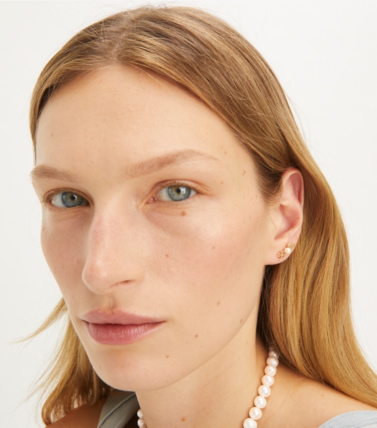 Tory Burch designer イヤリング＆ピアス キラ パール イヤークライマー in Tory Gold / Pearl accessory on model