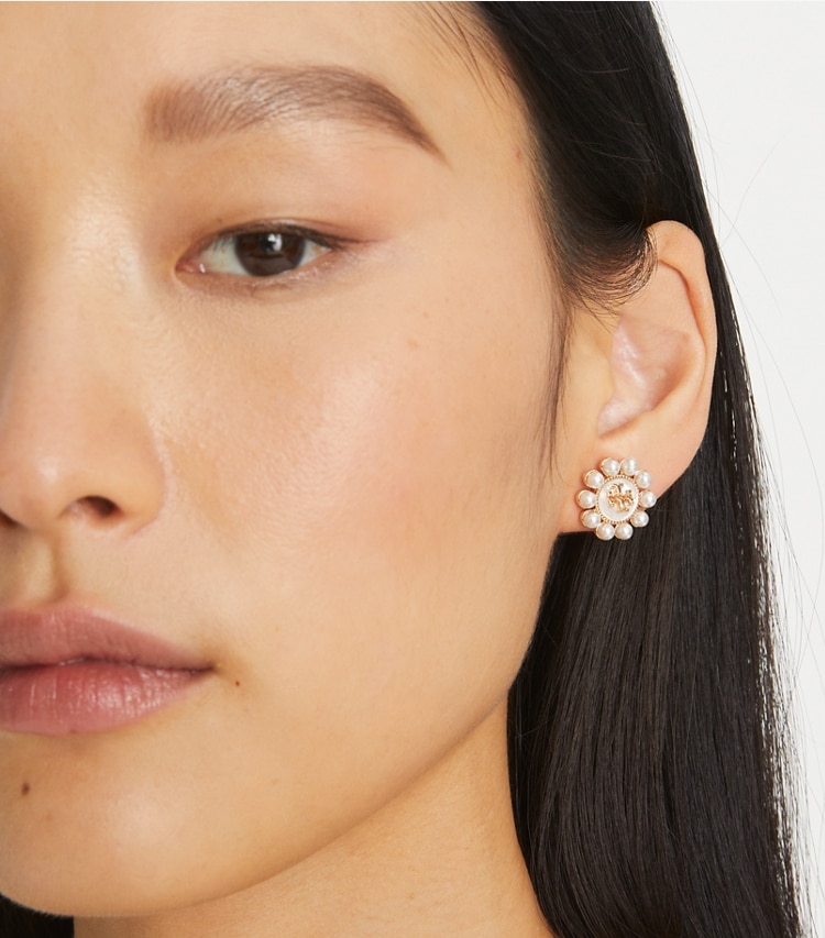 Tory Burch designer ohrringe Kira Pearl Flower Stud in Tory Gold / Cream accessory on model