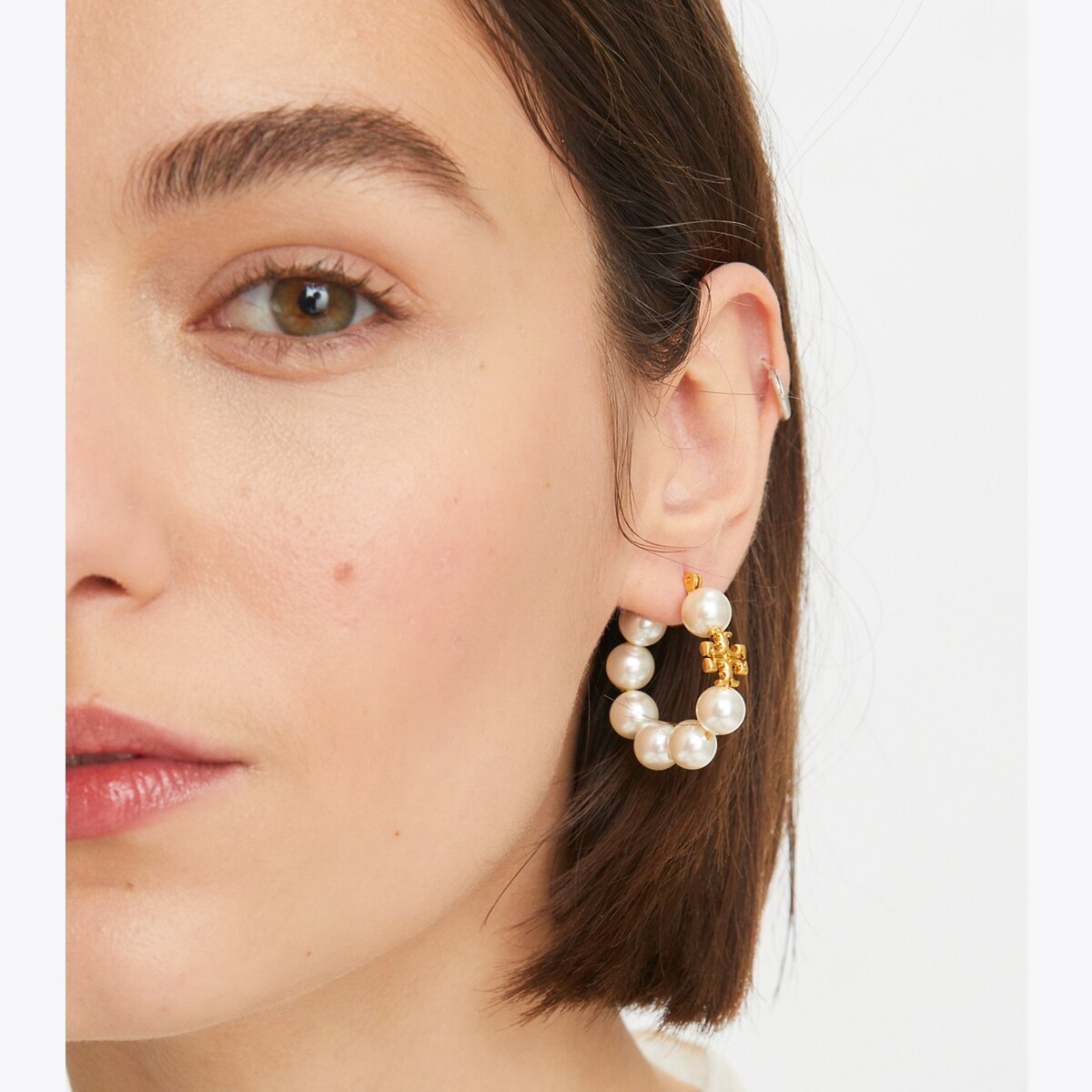 TORY BURCH｜ (KIRA PEARL HOOP EARRING (140674-960)) Kira Pearl Hoop Earrings: Women's Designer Earrings | Tory Burch