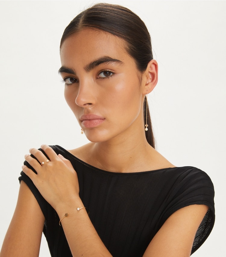 Tory Burch designer リング キラ パールリング in Tory Gold / Ivory accessory on model