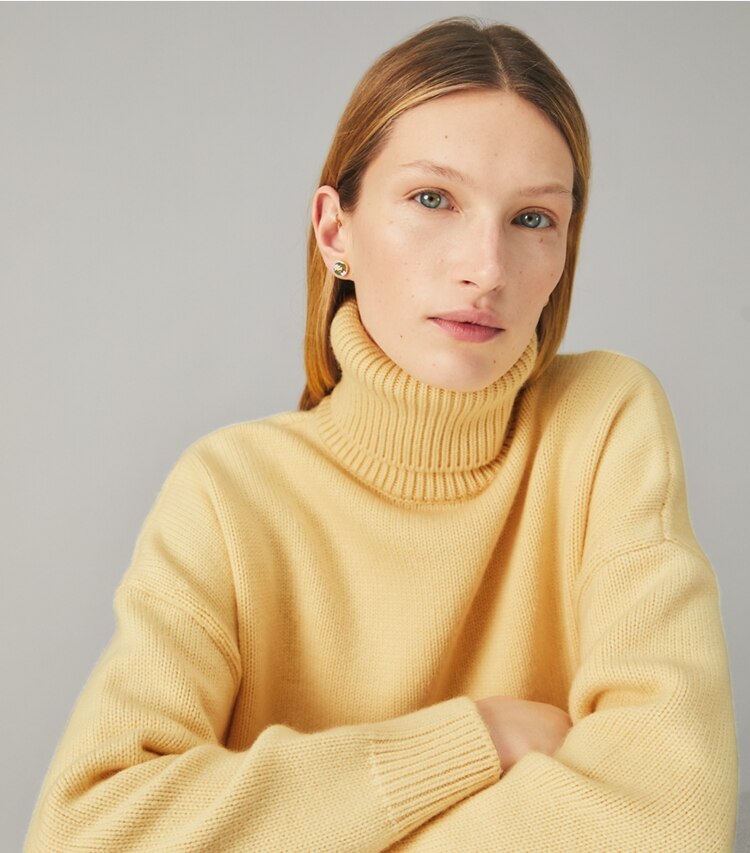 Tory Burch designer earrings Kira Printed Circle-Stud Earring in Tory Gold / Ornate Daffodil Ribbon accessory on model