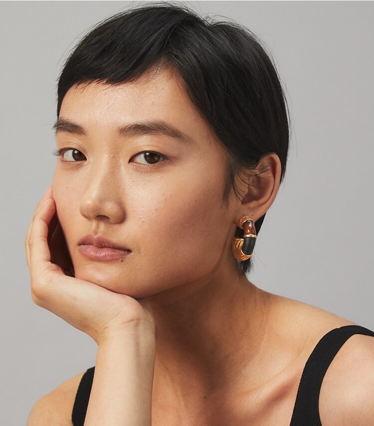Tory Burch designer earrings Kira Ridged Hoop Earring in Rolled Brass / Tortoise / Black accessory on model