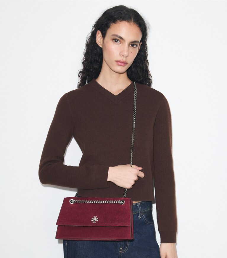 Tory Burch designer schultertaschen Kira Schultertasche aus Wildleder mit Drehverschluss in Merlot additional on model