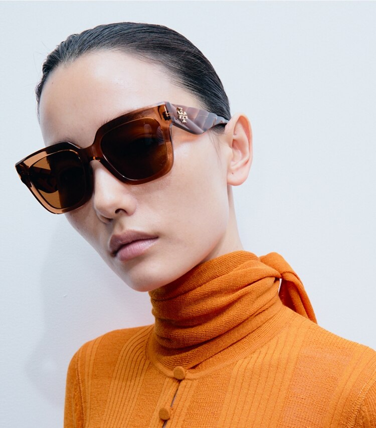 Tory Burch diseñador gafas de sol y anteojos Kira Square Sunglasses en TRANSPARENT WHISKEY accesorio en modelo