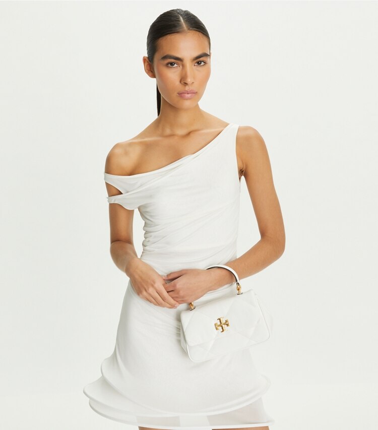 Tory Burch designer crossbody bags Kira Tasche mit Rautensteppung und Tragegriff oben in Blanc additional on model