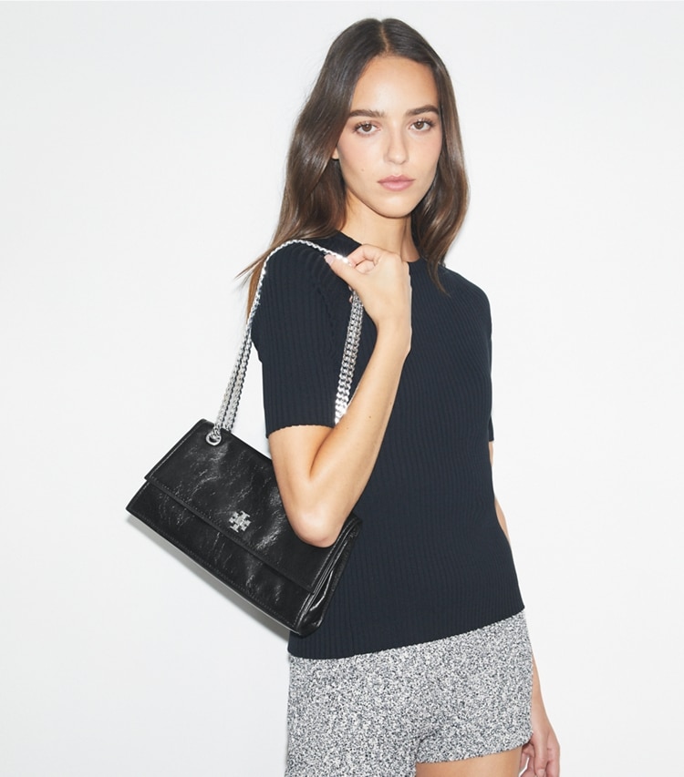Tory Burch designer ショルダーバッグ キラ ターンロック ショルダーバッグ in Black accessory on model