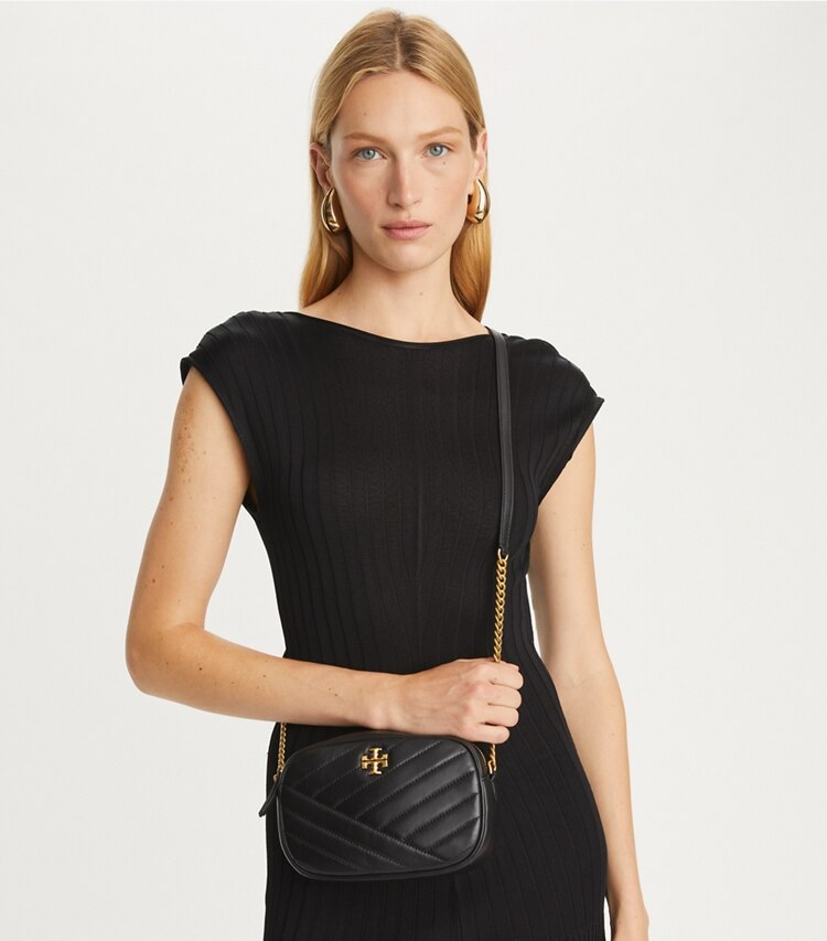 Tory Burch designer crossbody bags Kira Umhängetasche mit Chevronsteppung in Black accessory on model