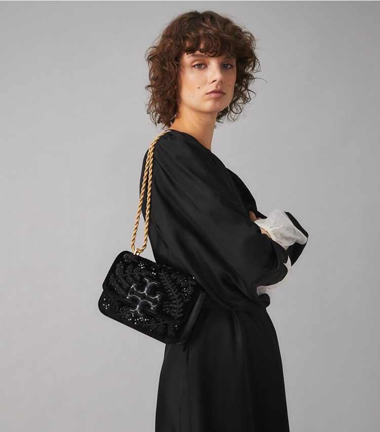 Tory Burch designer schultertaschen Kleine, bestickte, wandelbare Eleanor Schultertasche aus Samt in Black / Black accessory on model