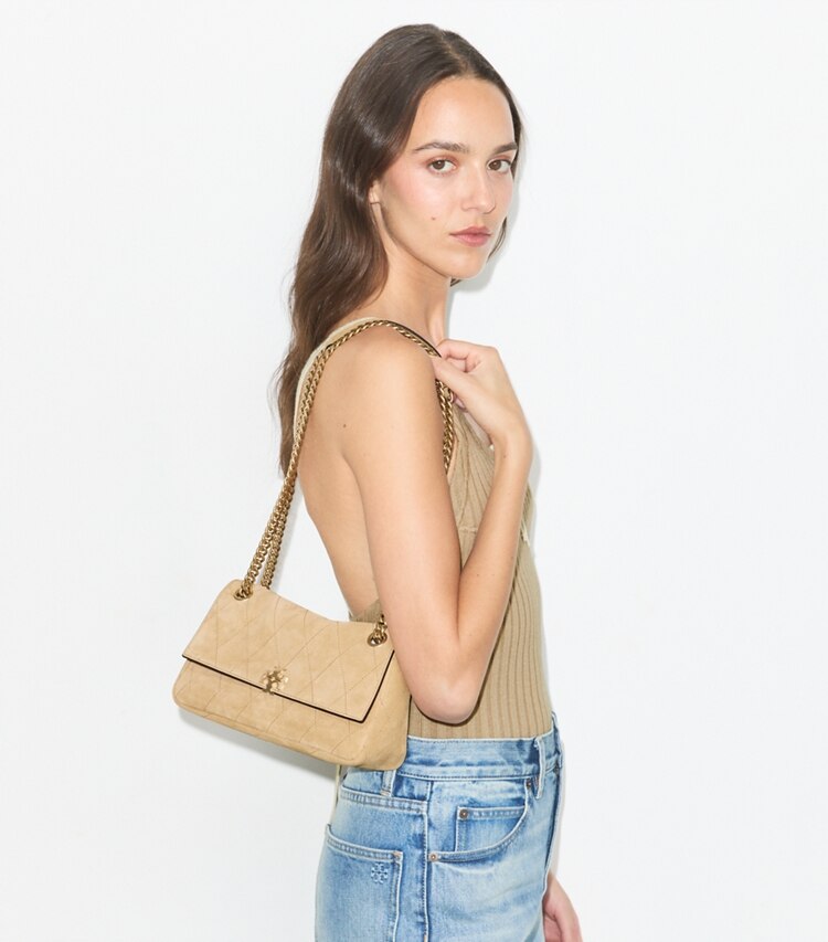 Tory Burch designer schultertaschen Kleine, gesteppte Charlie Schultertasche aus Wildleder in Stone accessory on model