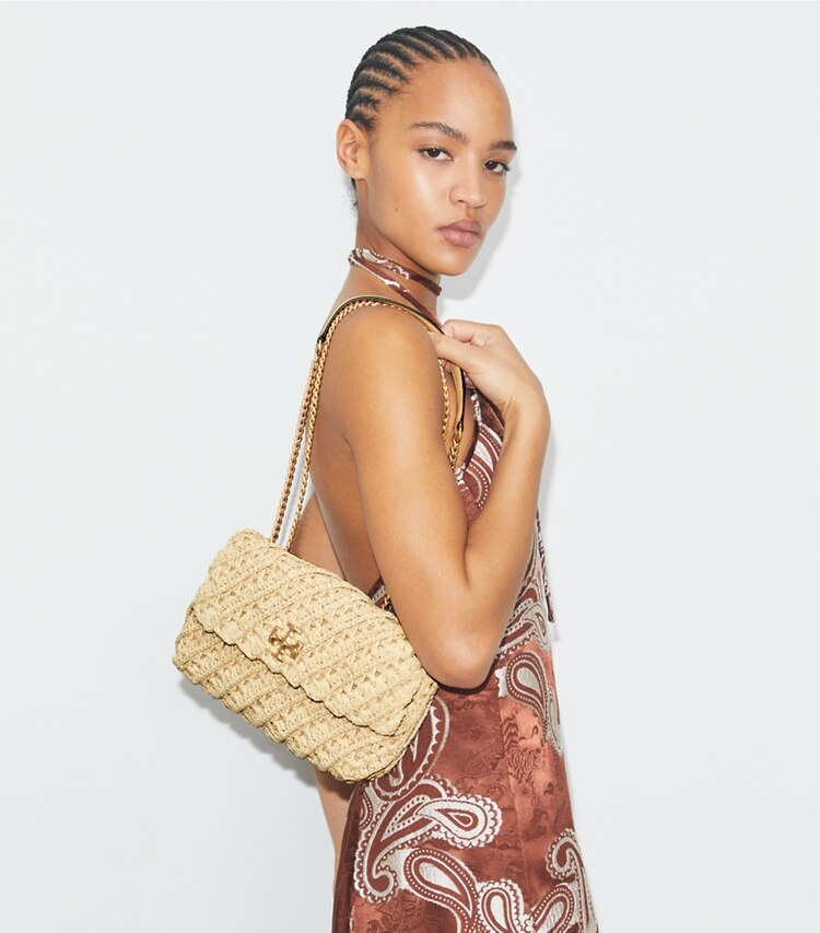 Tory Burch designer schultertaschen Kleine, gewebte Kira Schultertasche in Natural accessory on model