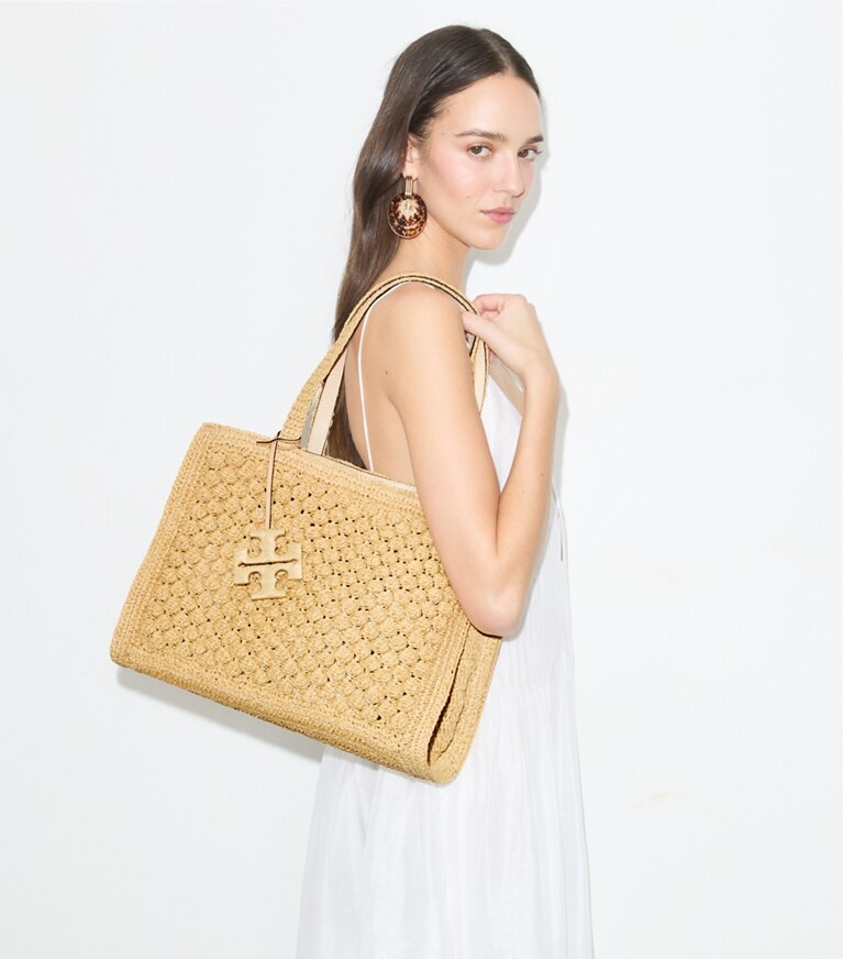 Tory Burch designer tote bags Kleine, handgehäkelte Ella Popcorn Tote Bag in Natural accessory on model
