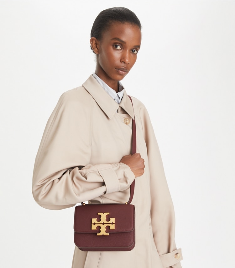 Tory Burch designer schultertaschen Kleine, strukturierte Eleanor Tasche in Dark Cabernet accessory on model