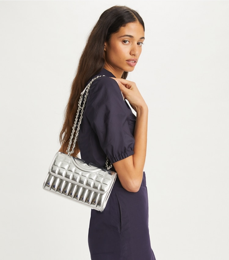 Tory Burch designer schultertaschen Kleine, wandelbare, gesteppte Fleming Schultertasche in Metallic in Silver accessory on model