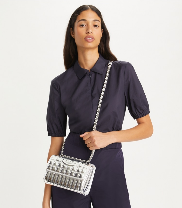 Tory Burch designer schultertaschen Kleine, wandelbare, gesteppte Fleming Schultertasche in Metallic in Silver additional on model