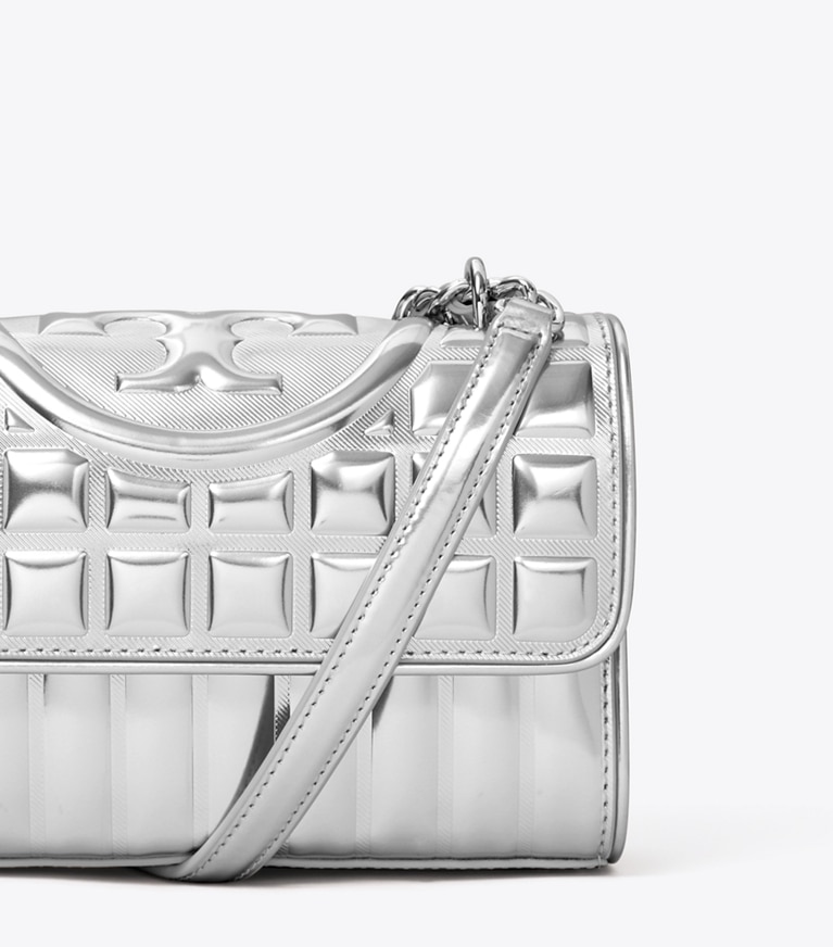 Tory Burch designer schultertaschen Kleine, wandelbare, gesteppte Fleming Schultertasche in Metallic in Silver angle