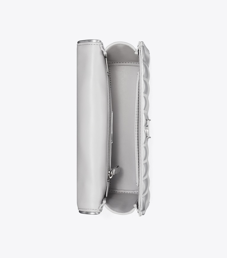 Tory Burch designer schultertaschen Kleine, wandelbare, gesteppte Fleming Schultertasche in Metallic in Silver angle