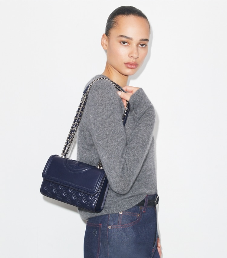 Tory Burch designer schultertaschen Kleine, wandelbare Fleming Schultertasche in Royal Navy accessory on model