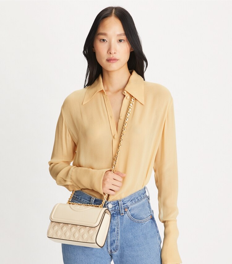 Tory Burch designer schultertaschen Kleine, wandelbare Fleming Schultertasche in New Cream additional on model