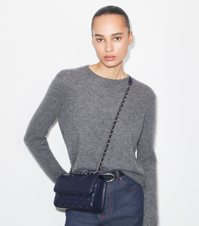 Tory Burch designer schultertaschen Kleine, wandelbare Fleming Schultertasche in Royal Navy angle