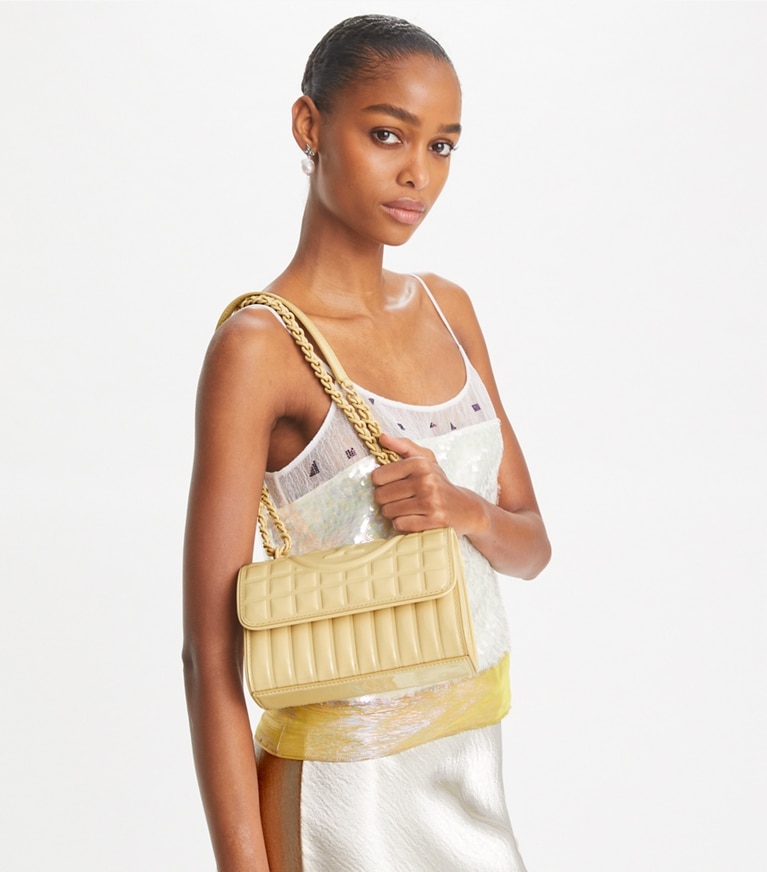 Tory Burch designer schultertaschen Kleine, wandelbare Fleming Schultertasche aus Lackleder mit Quadratsteppung in Vanilla Soft Serve angle