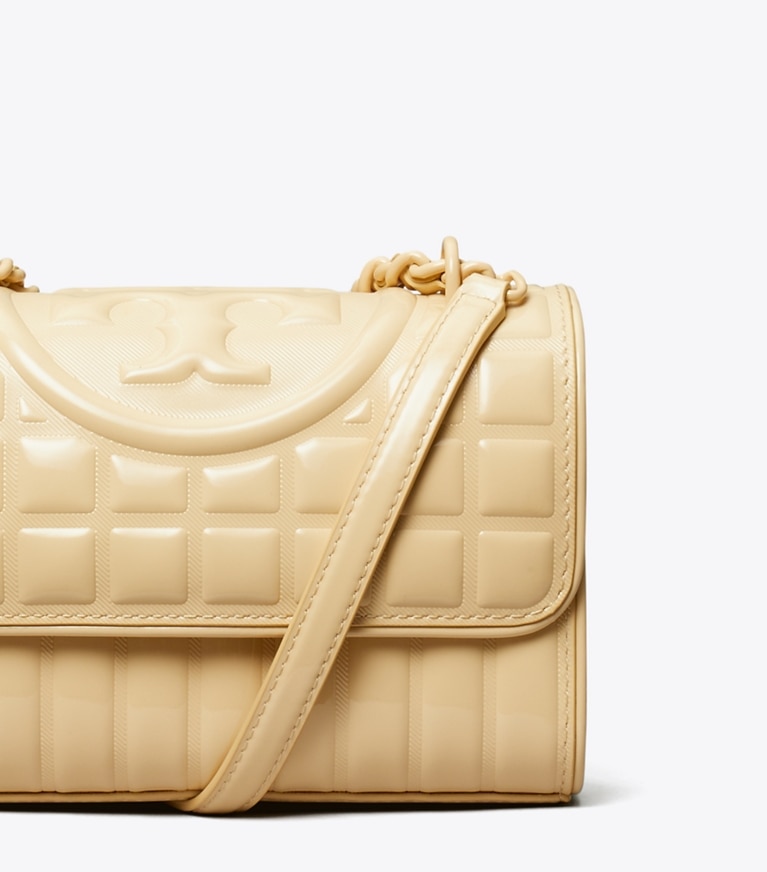 Tory Burch designer schultertaschen Kleine, wandelbare Fleming Schultertasche aus Lackleder mit Quadratsteppung in Vanilla Soft Serve angle