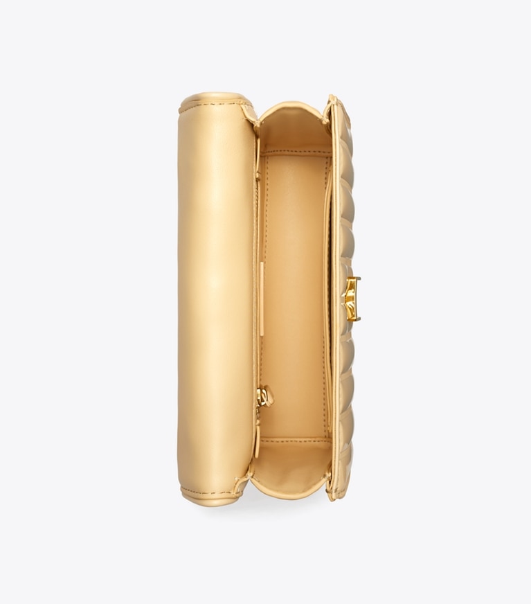 Tory Burch designer schultertaschen Kleine, wandelbare Fleming Schultertasche aus Lackleder mit Quadratsteppung in Vanilla Soft Serve angle