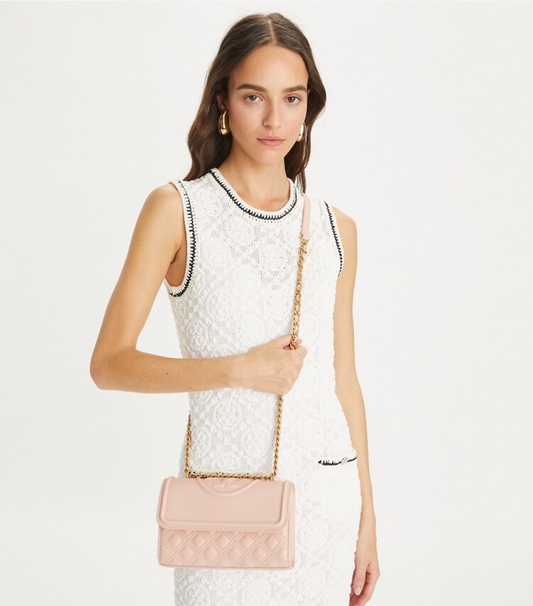 Tory Burch designer schultertaschen Kleine, wandelbare Fleming Schultertasche aus poliertem Narbenleder in Pink Dawn additional on model