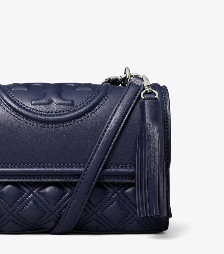 Tory Burch designer schultertaschen Kleine, wandelbare Fleming Schultertasche in Royal Navy angle
